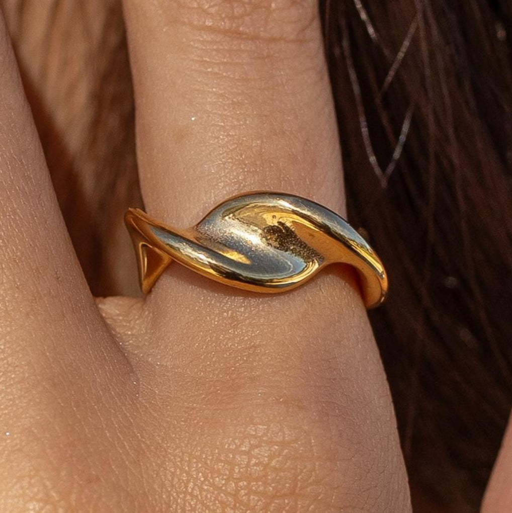 En Pointe Ring